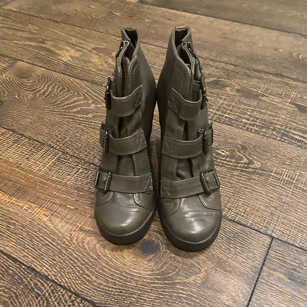 Simply Vera, Vera Wang Wedges